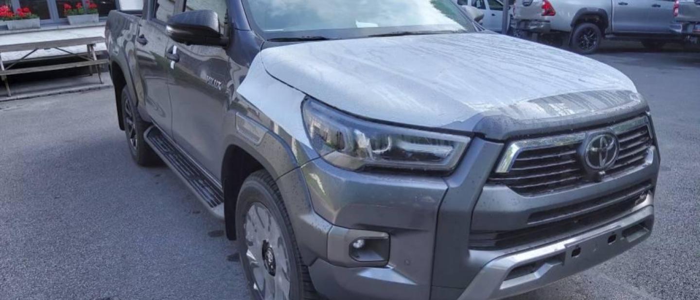 TOYOTA HILUX INVINCIBLE